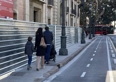 Imagen secundaria 1 - Suciedad en Valencia: así está la calle Colón | Los vecinos sonrojan a Ribó por el abandono de la calle Colón