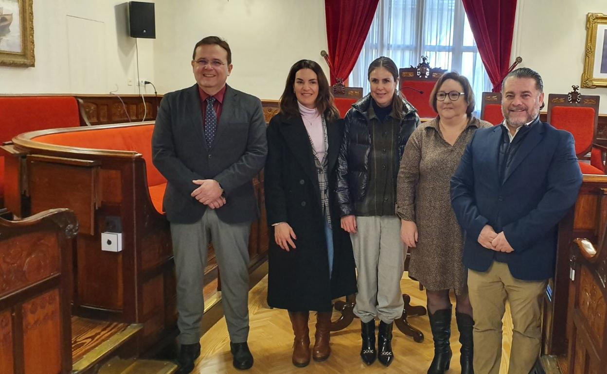 Representantes mexicanos con el alcalde y la edil de Sueca. 