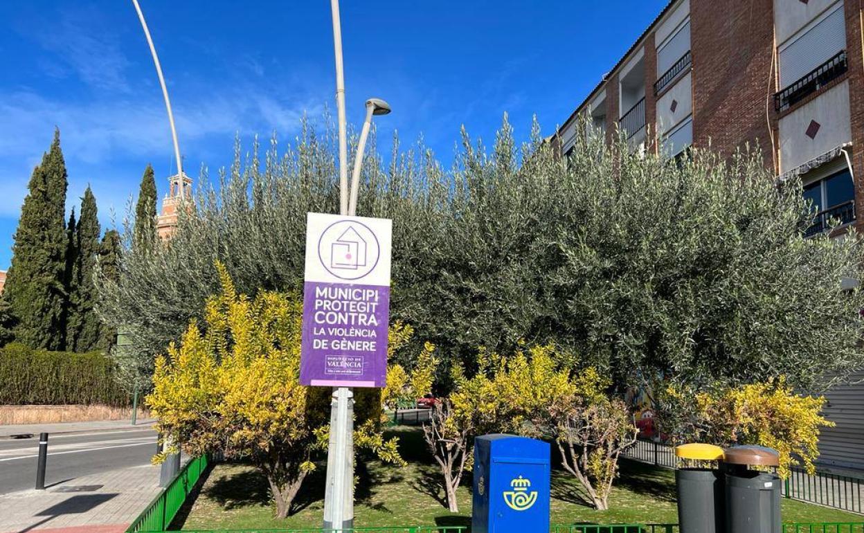 El cartel que indica que Alfara está dentro de la red de municipios protegidos contra la violencia de género. 