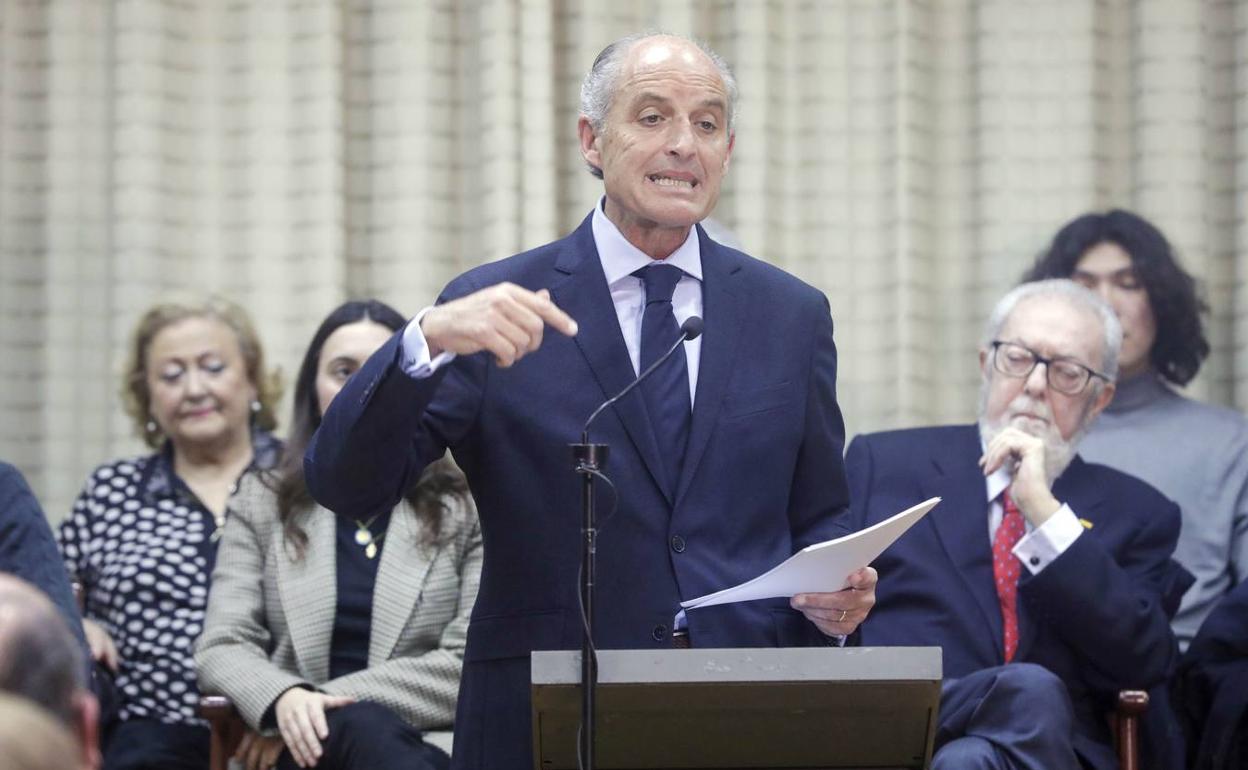 Camps durante la conferencia en el Casino de Agricultura. 