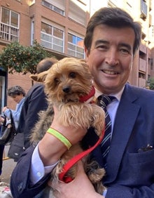 Imagen secundaria 2 - Sandra Gómez con su perro Pep; María José Catalá y Marta Torrado con el perro Arpo de la edil, Fernando Giner con con Lucas. 