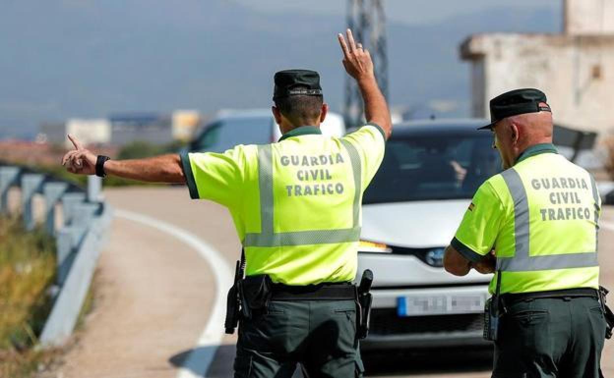 Dos agentes de la Guardia Civil de Tráfico. 