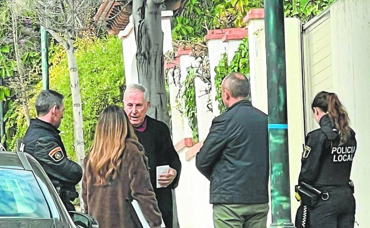 La policía y parte de la comitiva judicial con Juan Vicente Jurado en la puerta de la vivienda. 