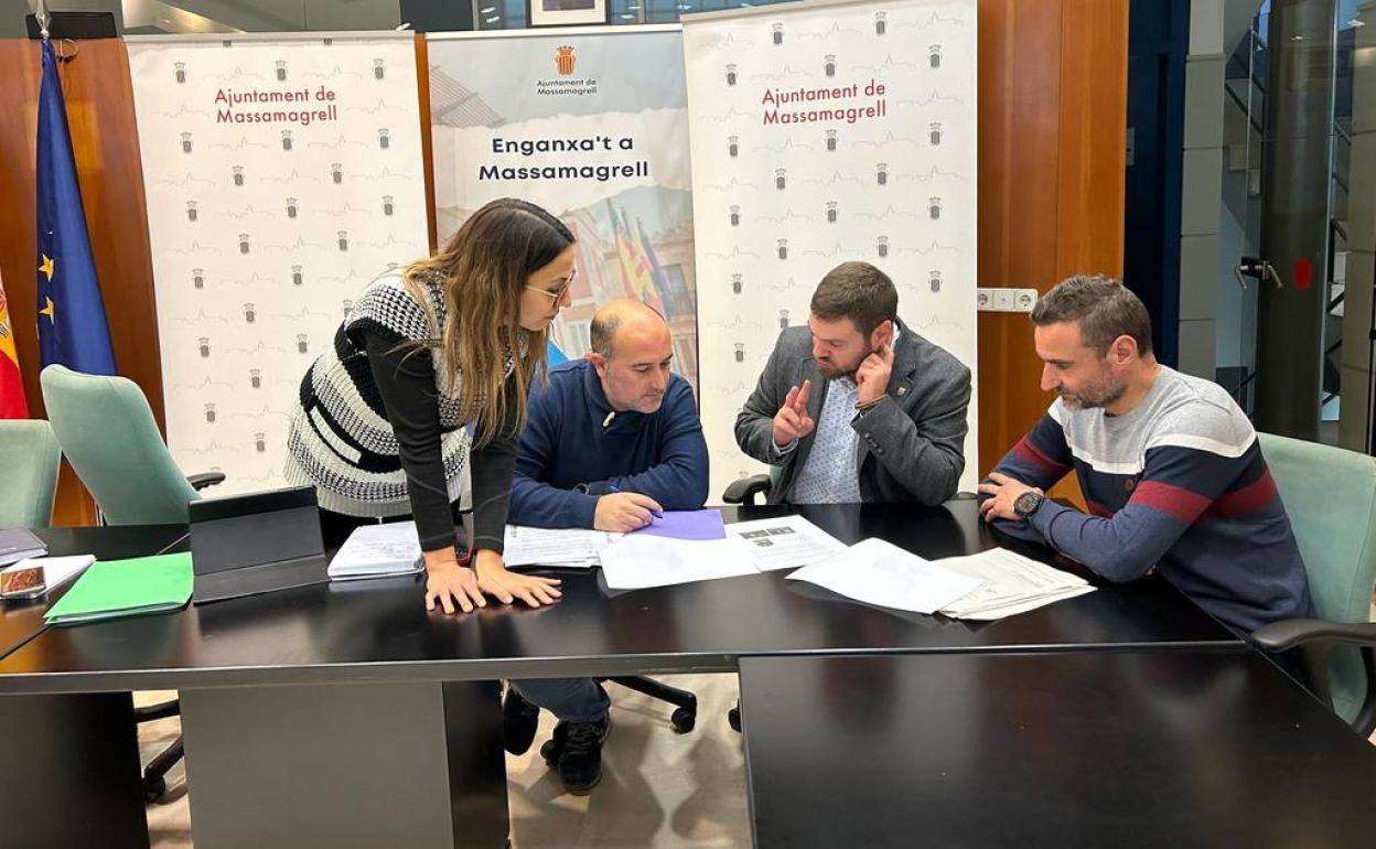 Paco Gómez y Enric Palanca, reunidos con los técnicos. 