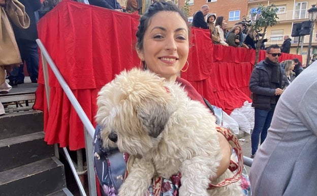 La concejala de Espacio Público, Lucía Beamud, con su perrita, de nombre Chula. 