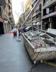 Imagen secundaria 2 - Suciedad en Valencia: así está la calle Colón | Los vecinos sonrojan a Ribó por el abandono de la calle Colón