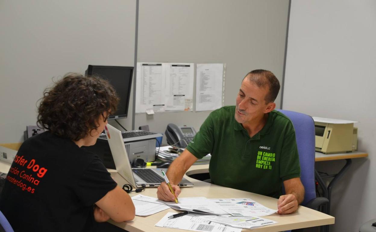 El técnico responsable de la oficina atienda una consulta. 