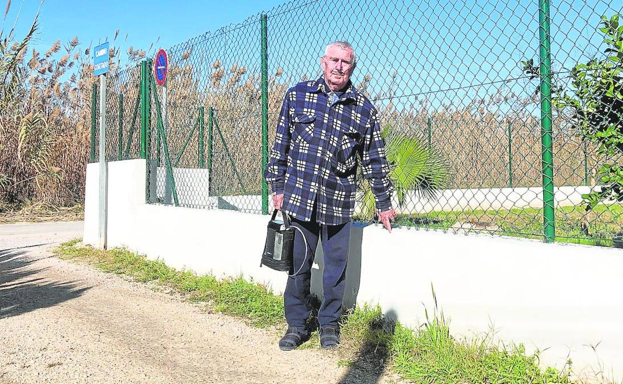 Antonio Mascarell muestra hasta donde llega el agua cada vez que llueve por el desbordamiento del cauce del Gallinera. 