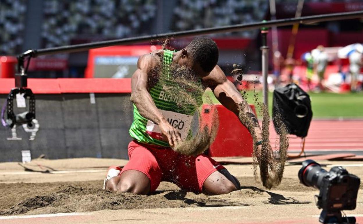 Fabrice Zango, tras un salto en la final olímpica de los Juegos de Tokio. 