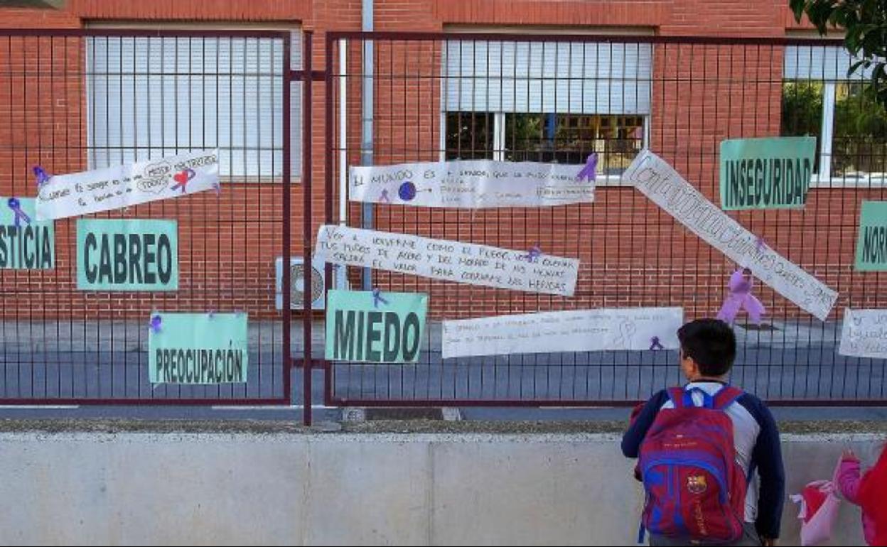 Carteles en contra de la violencia machista en un colegio de Elda. 