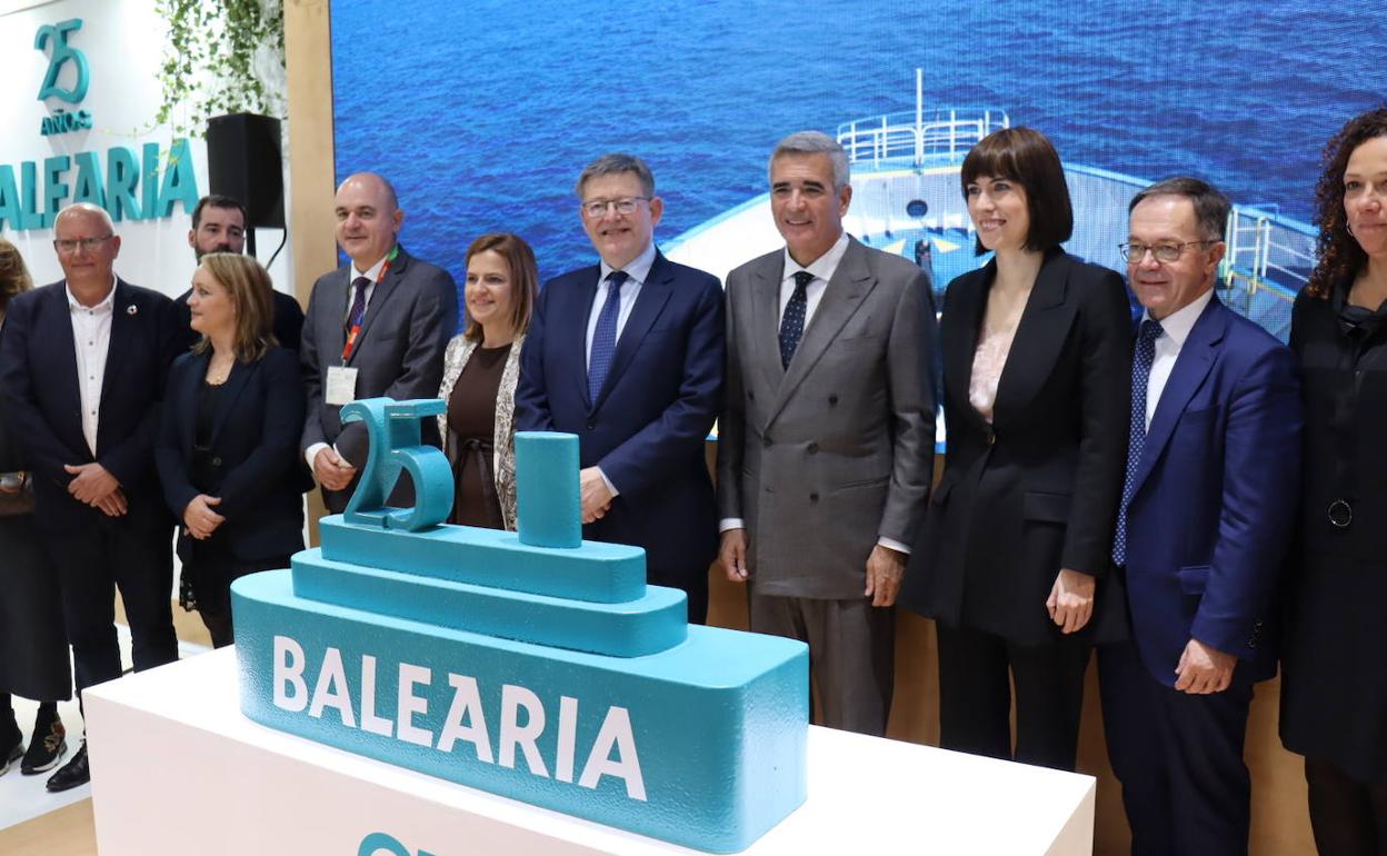 Foto de familia del 25 aniversario de Baleària en Fitur.`