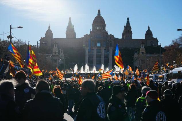 Manifestación convocada por el independentismo, en una movilización unitaria frente al Museo Nacional de Arte de Cataluña contra la cumbre.