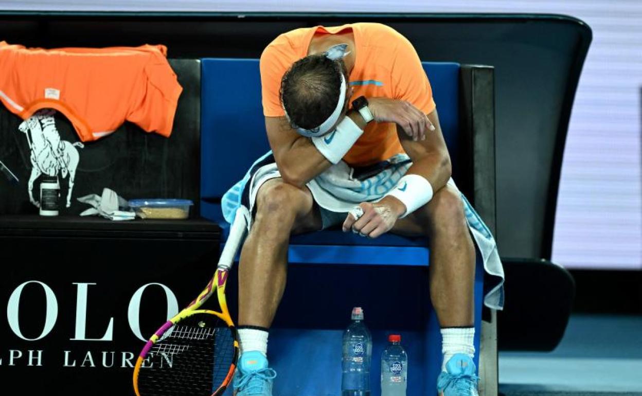 Nadal se lamenta en su banquillo tras lesionarse en el partido de segunda ronda del Open de Australia. 