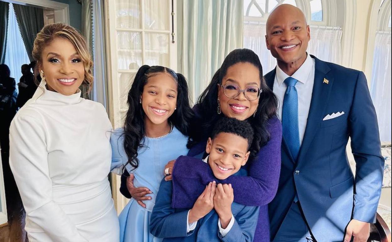 Oprah Winfrey avala al primer gobernador negro de Maryland