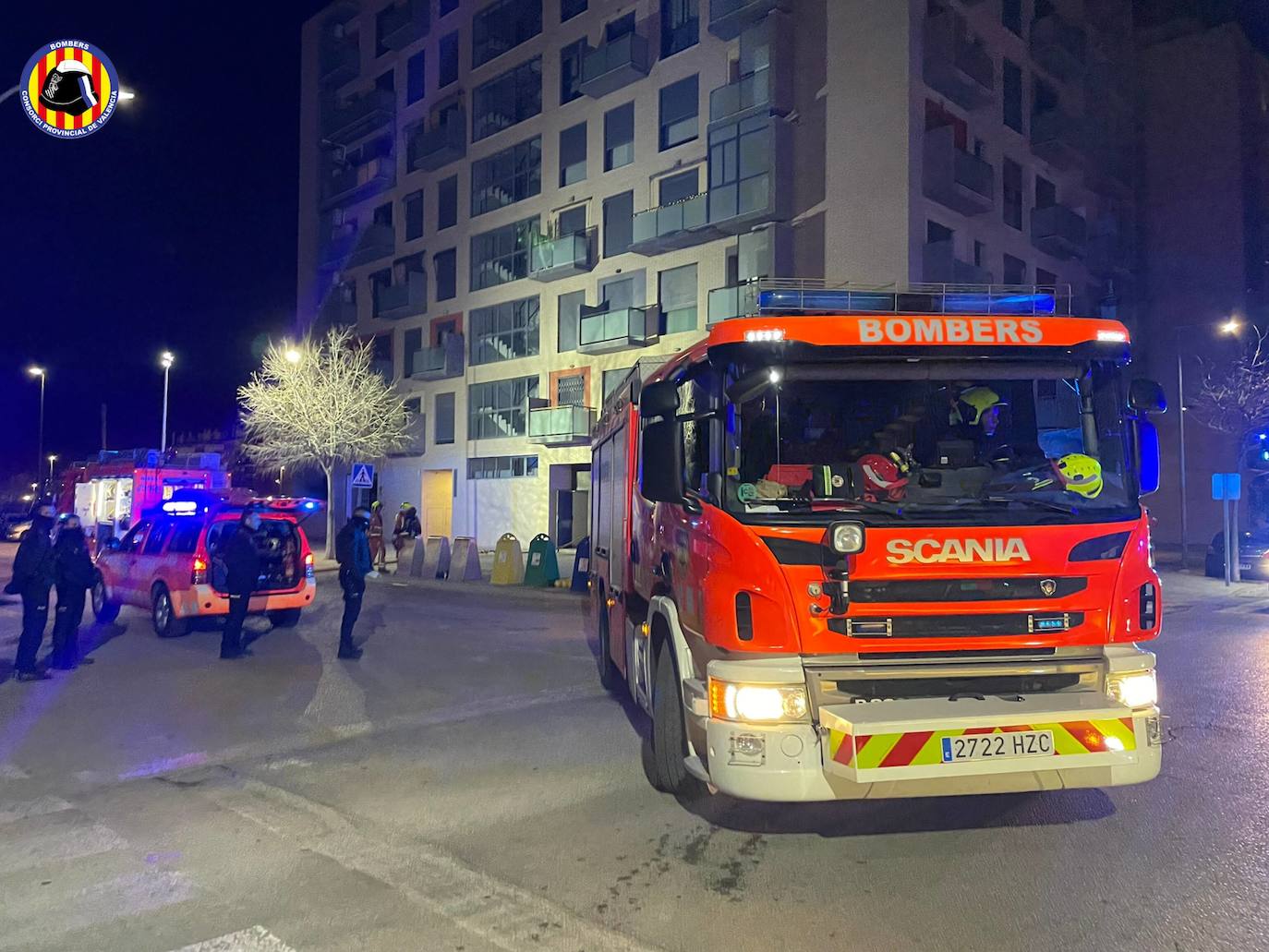 Fotos: Un incendio en un garaje de Alaquàs quema seis vehículos y provoca evacuaciones