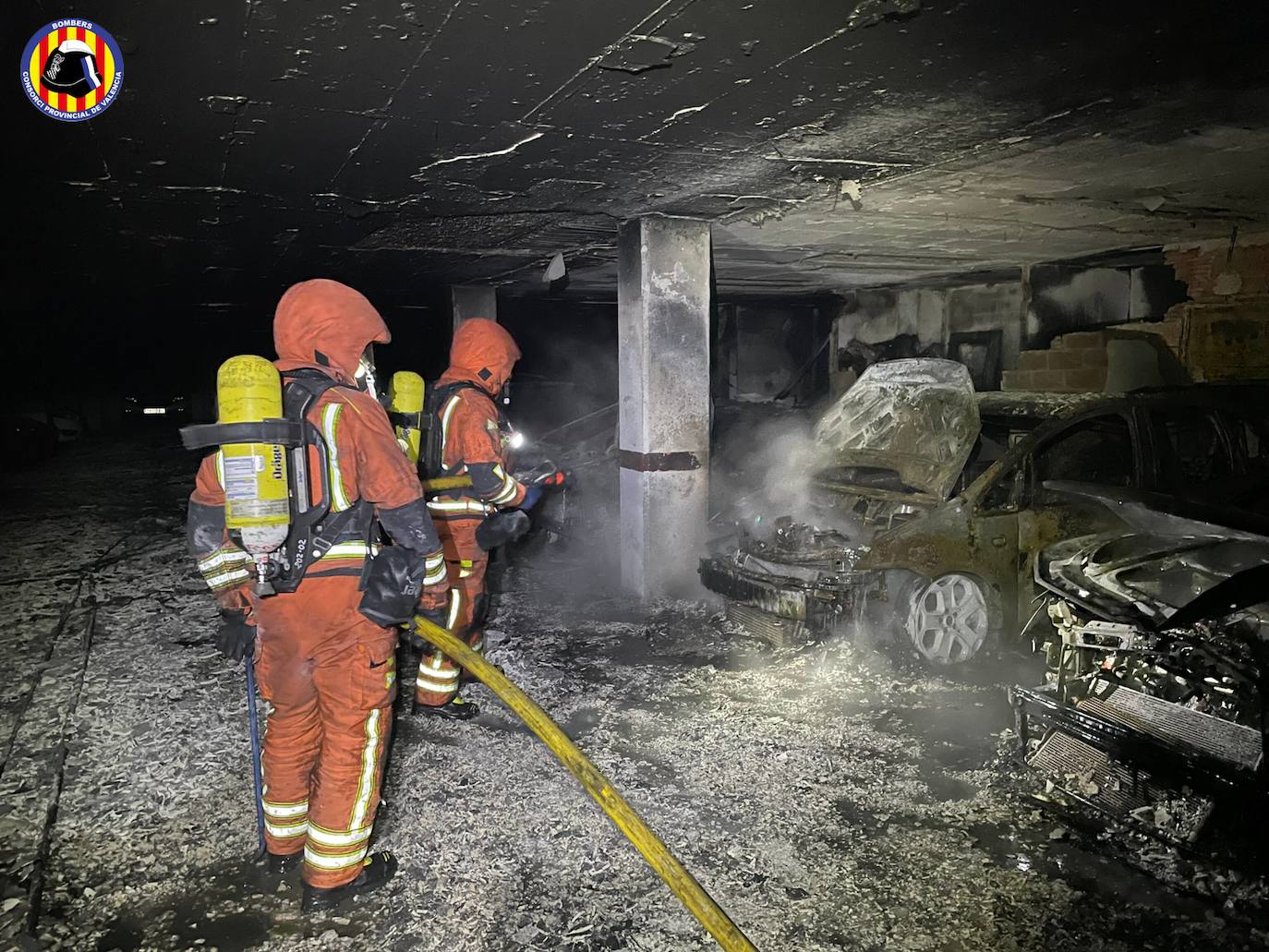 Fotos: Un incendio en un garaje de Alaquàs quema seis vehículos y provoca evacuaciones