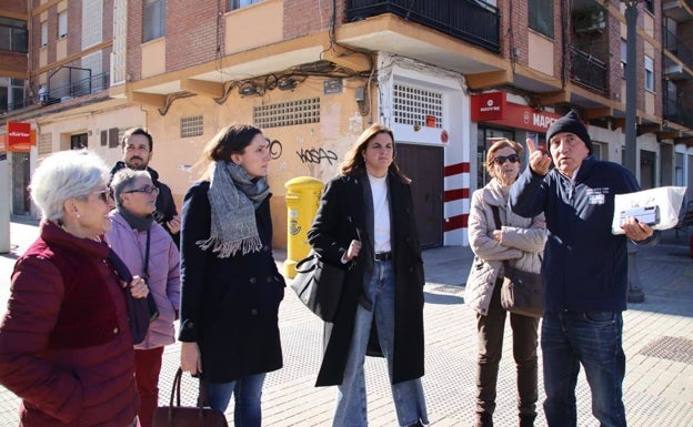 Gómez, en su visita al barrio de Malilla. 