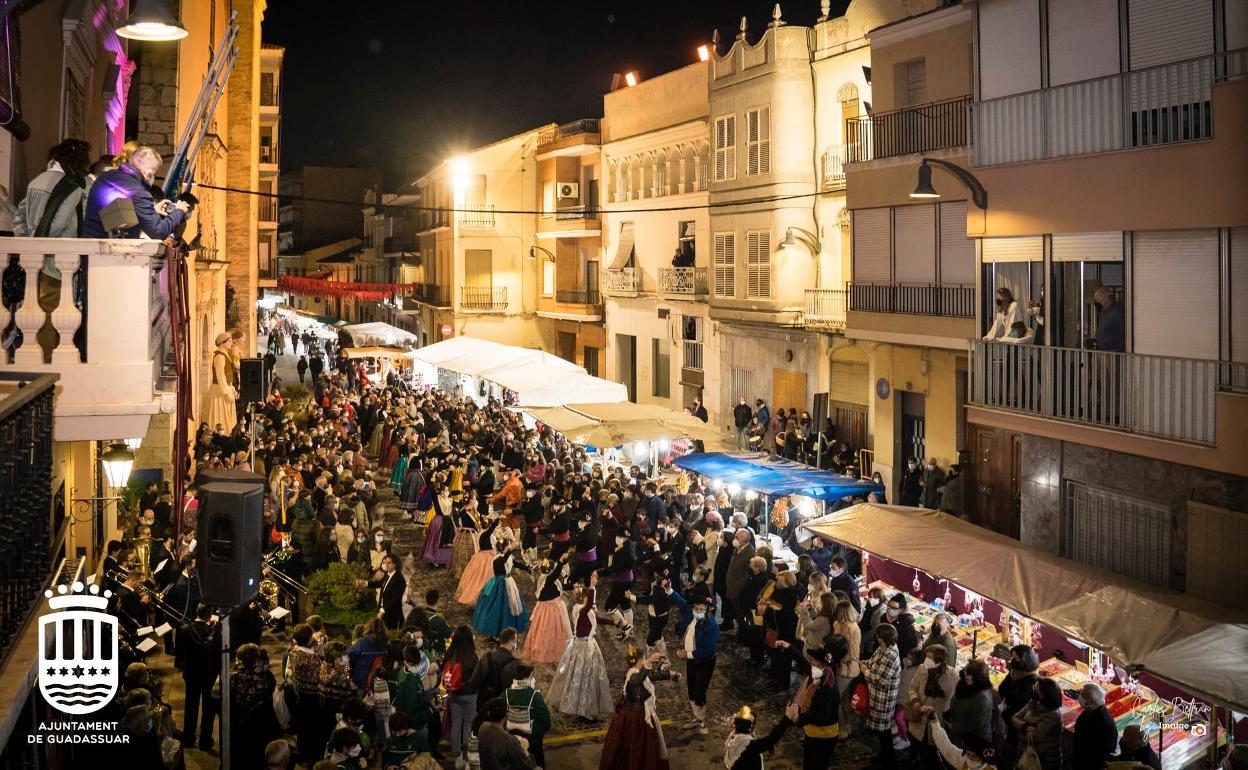 Procesión por el recorrido de la feria de Guadassuar. 