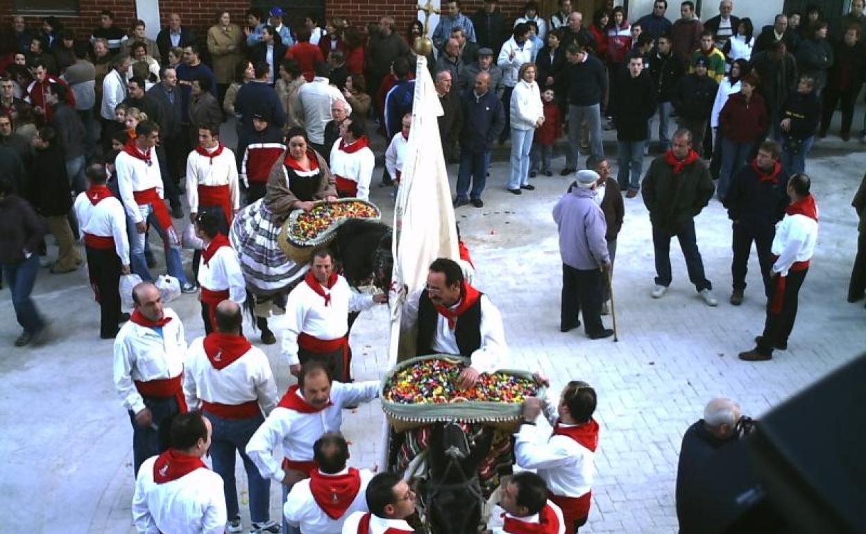 Actos de San Antón en Enguera donde la abanderadas reparten caramelos. 