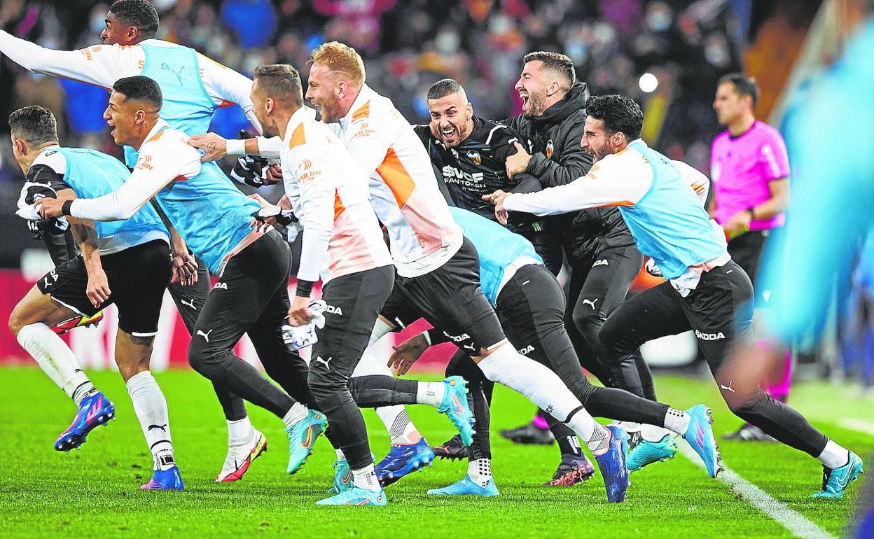 Los jugadores del Valencia explotan de alegría tras eliminar al Athletic el año pasado. 