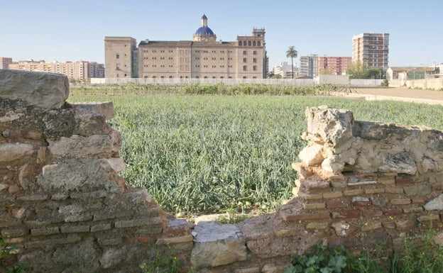 Muro derribado con San Miguel de los Reyes al fondo. 