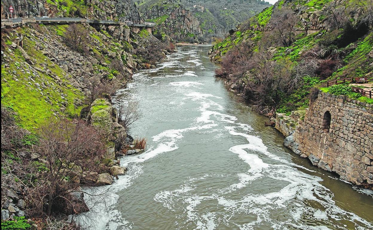 El cauce del Tajo a su paso por Toledo.