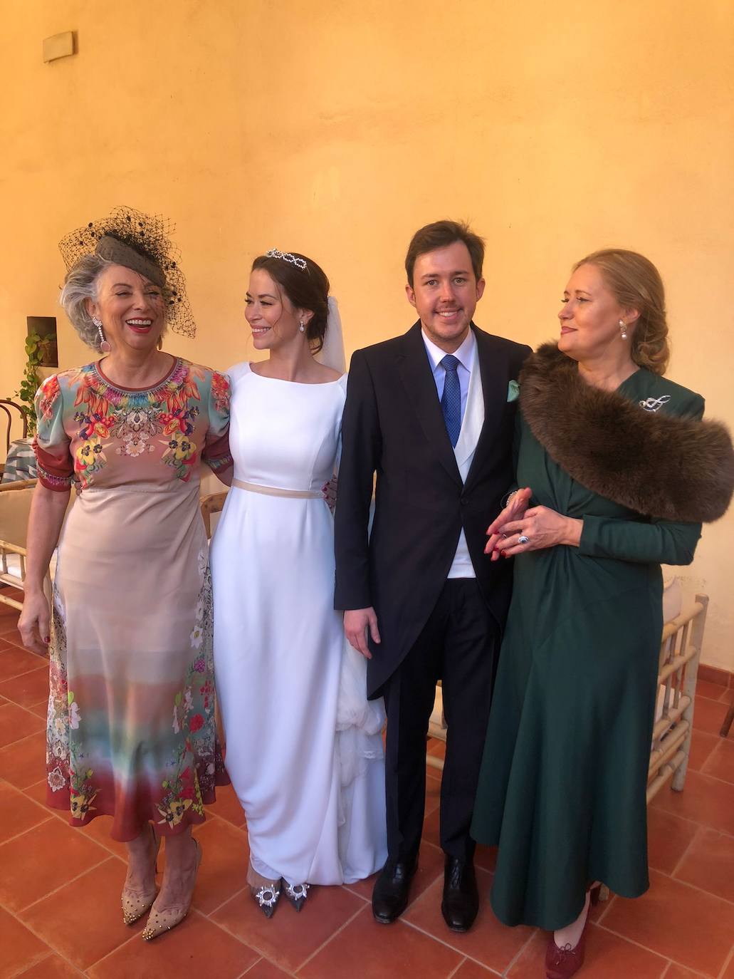 Los novios con sus respectivas madres, Elisa Marco y Victoria Vinaixa, que iban vestidas con diseños de Etro y Alberta Ferretti, respectivamente.