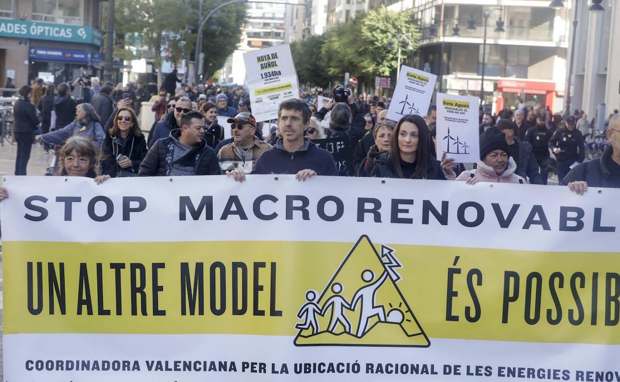 La pancarta principal de la manifestación en el recorrido por la calle Colón.