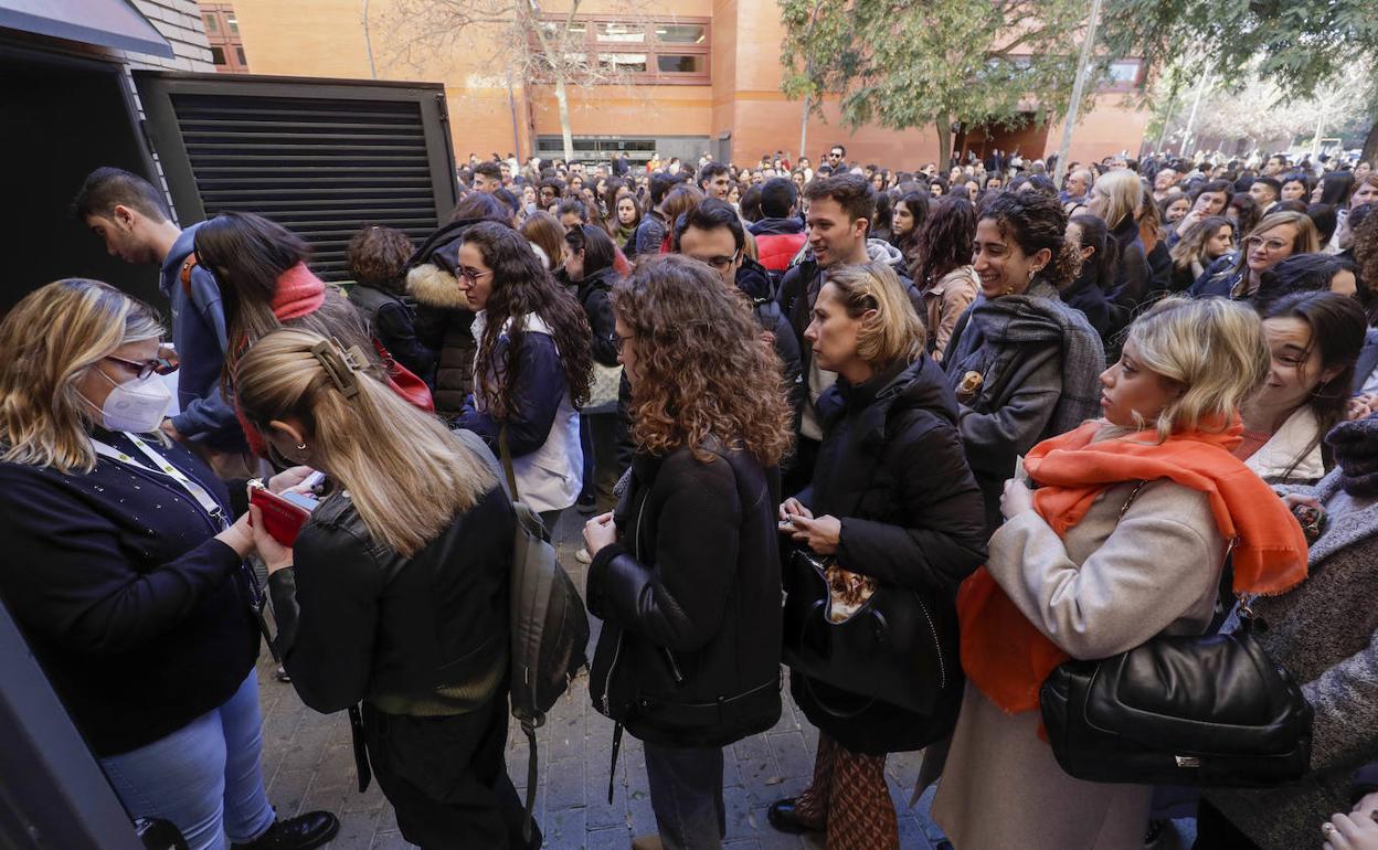 Los aspirantes a MIR, antes de acceder al aulario de Tarongers de la Universitat de València. 