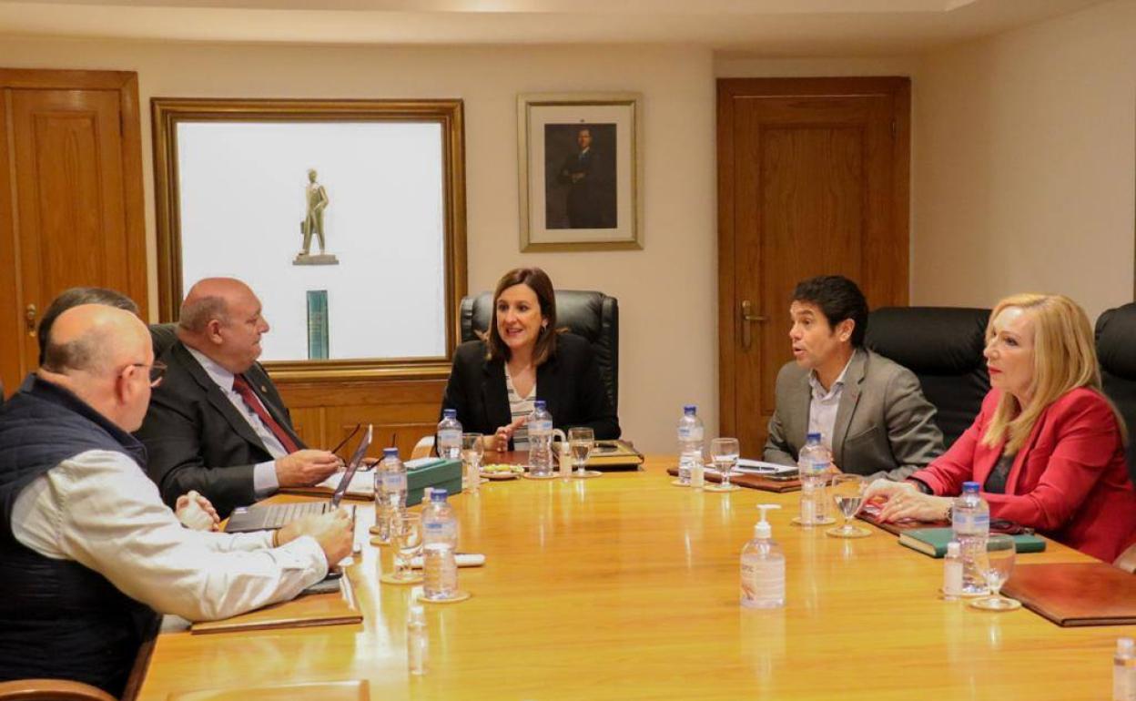 Representantes del Colegio de Agentes Comerciales en la reunión con Catalá. 