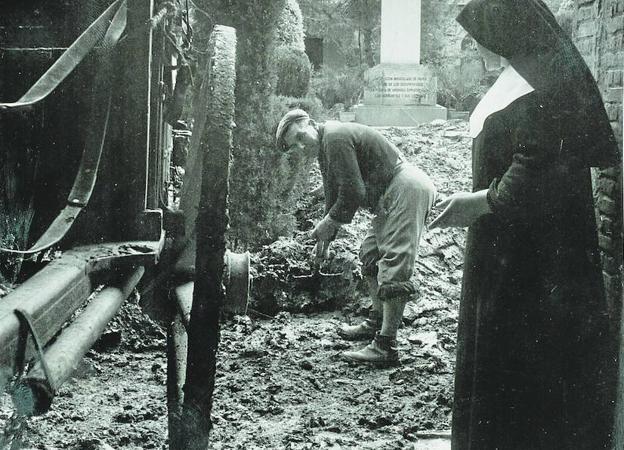 Riada de 1957. El barro destrozó el convento y la residencia.