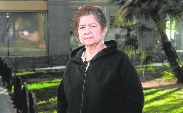 Olga Betancour posa con con mirada seria en una calle de Mislata.