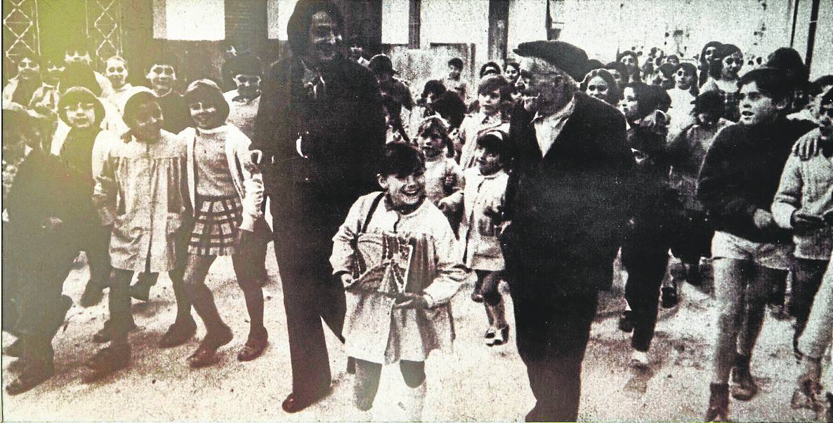 Nino Bravo junto a los niños que le acompañaron en su paseo por el pueblo.