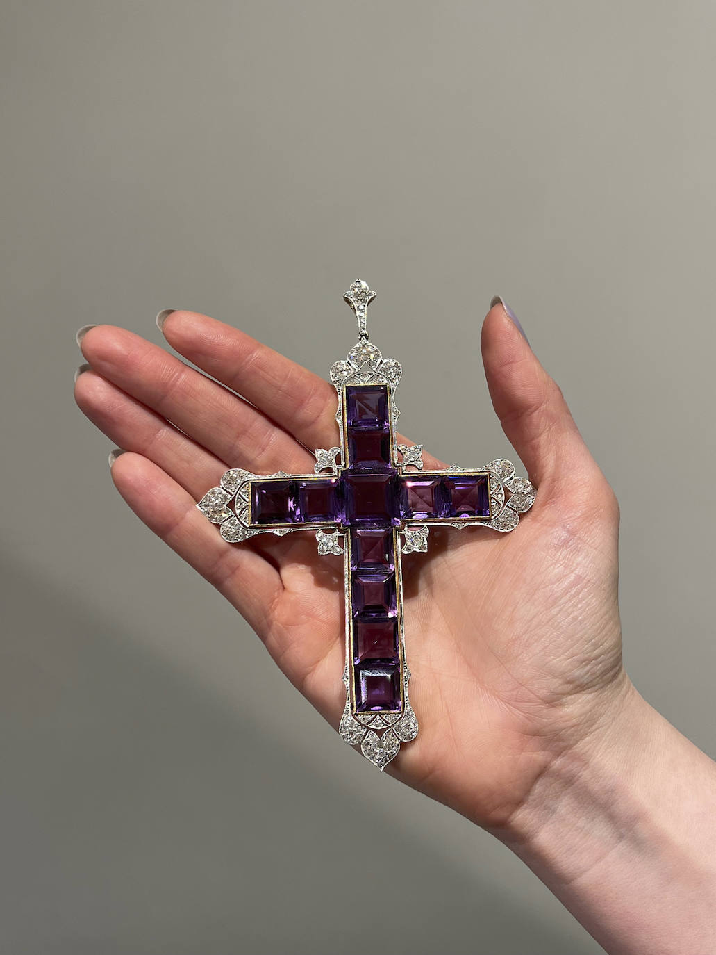 Cruz de Attallah, una de las joyas que lució la princesa Diana de Gales. Valor: 200.000 dólares.