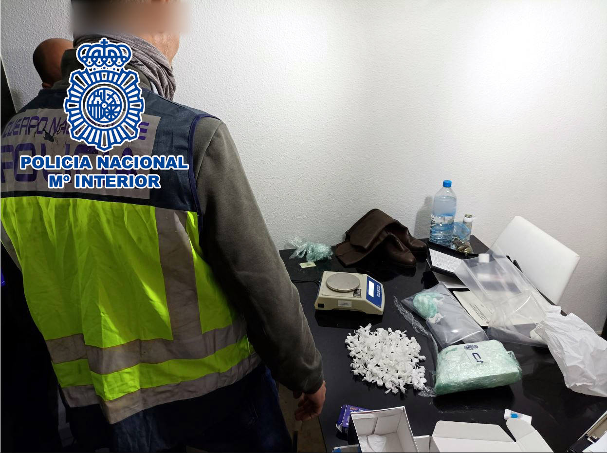 La Policía Nacional interviniendo la droga.