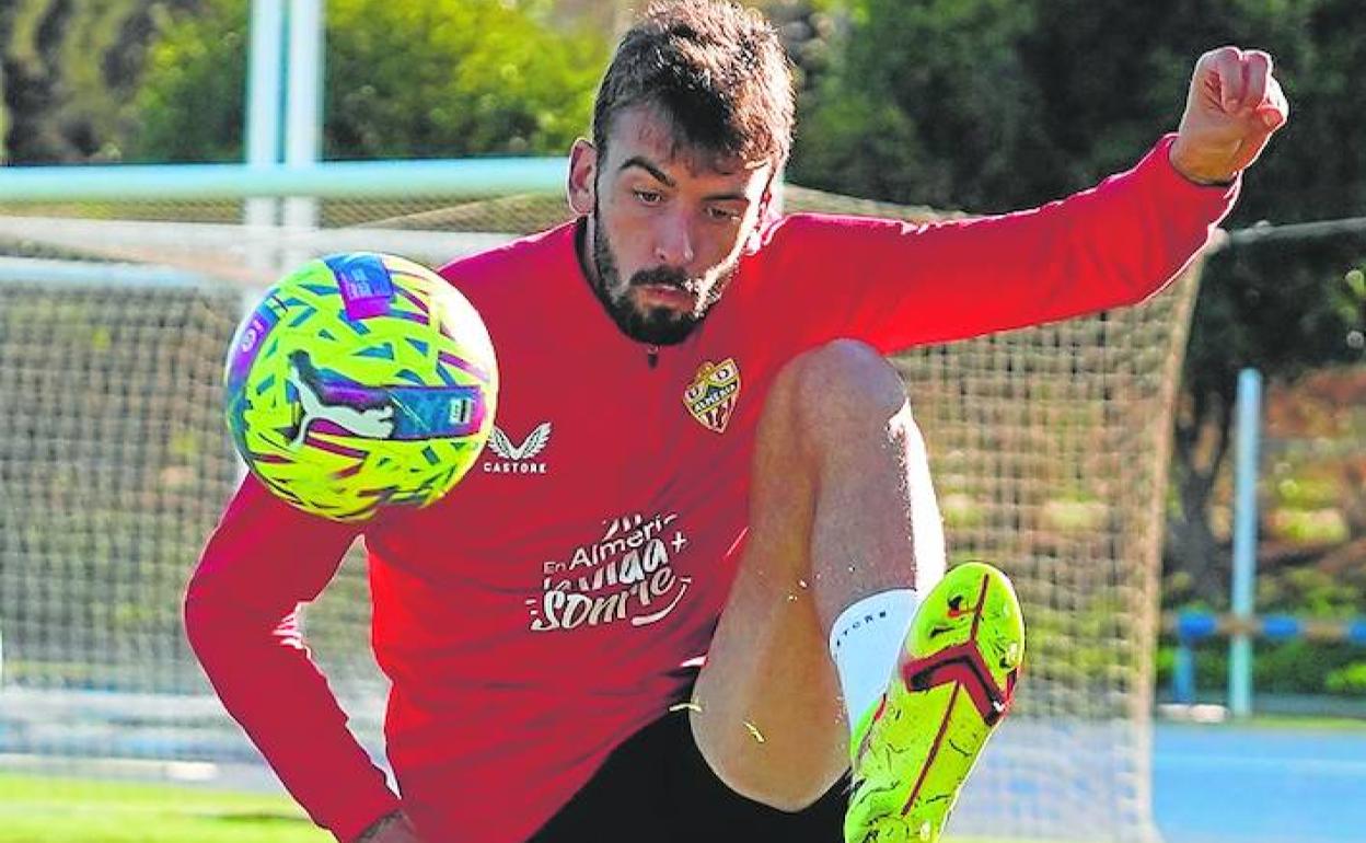 Centelles controla el balón en un entrenamiento con el Almería. 