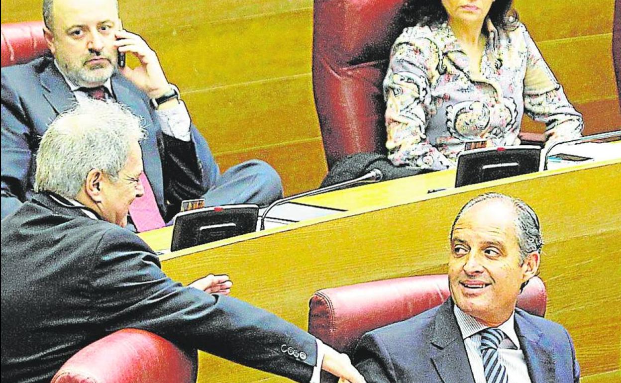 Alfonso Rus y Francisco Camps, en un pleno en Les Corts de hace una década. 