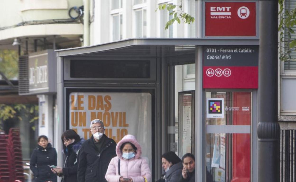 Una parada en la gran vía Fernando el Católico, sin el panel en funcionamiento, este lunes.