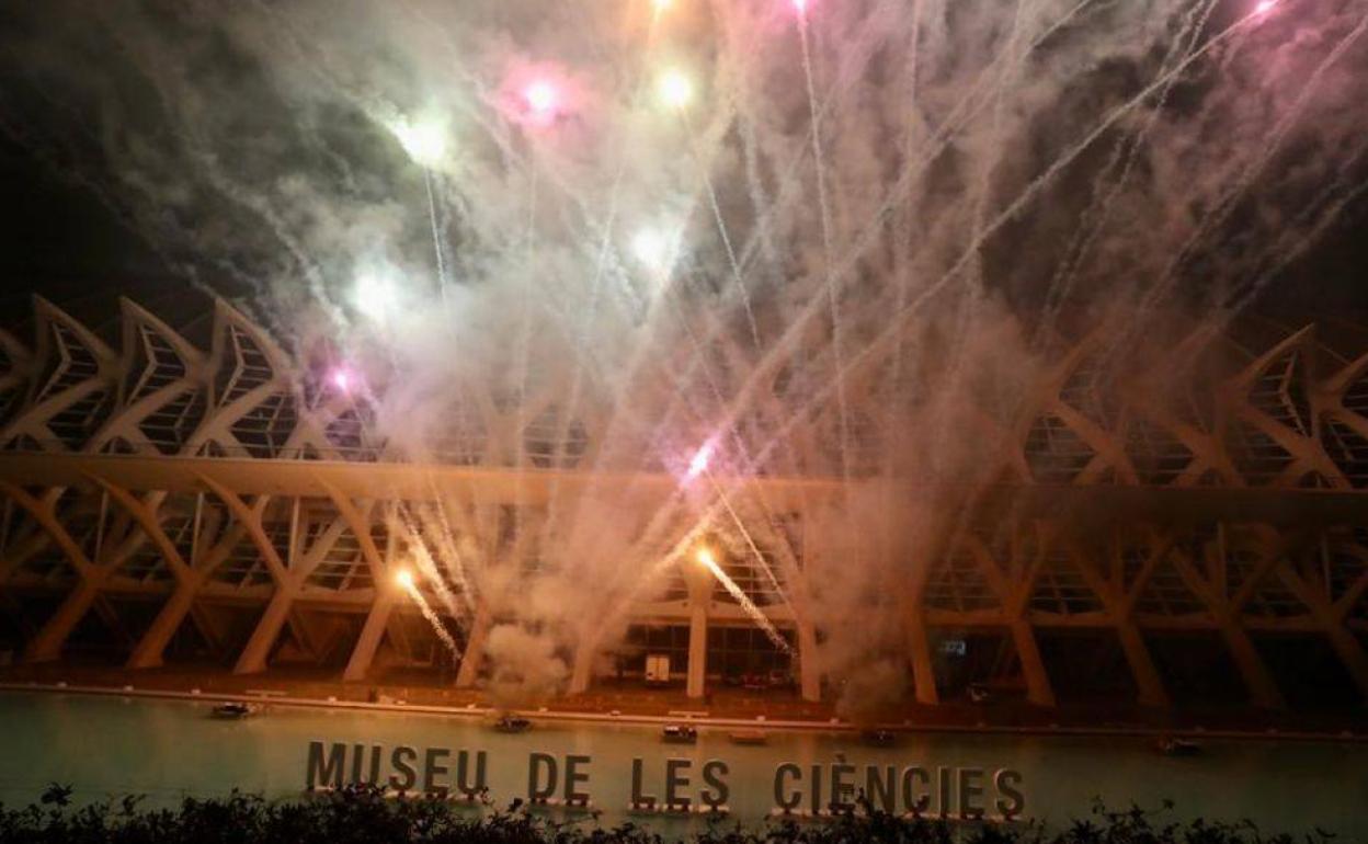 Castillo de fuegos artificiales disparado el pasado año para la Exposició del Ninot. 