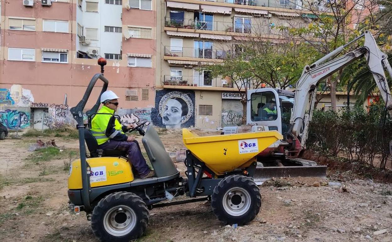 Jardín en obras en la Cruz Cubierta de Valencia. 