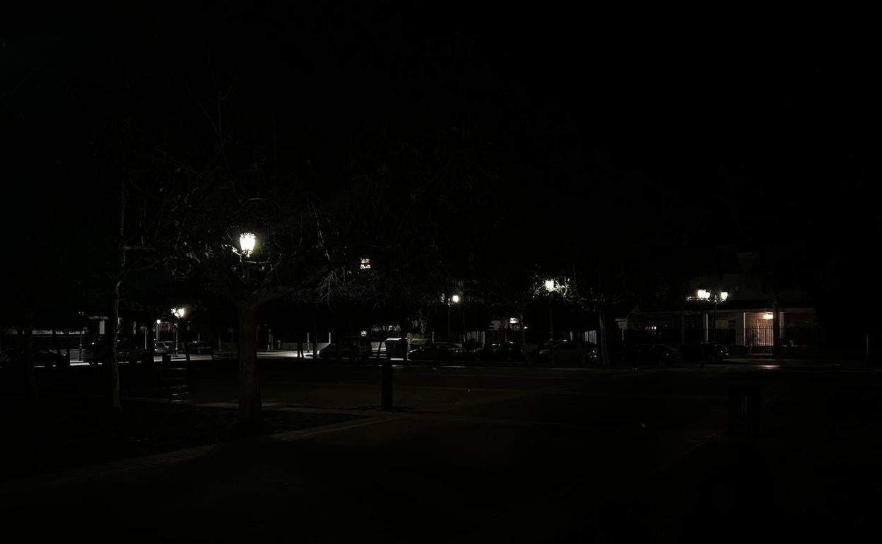 Una de las calles del casco urbano con escasa iluminación. 