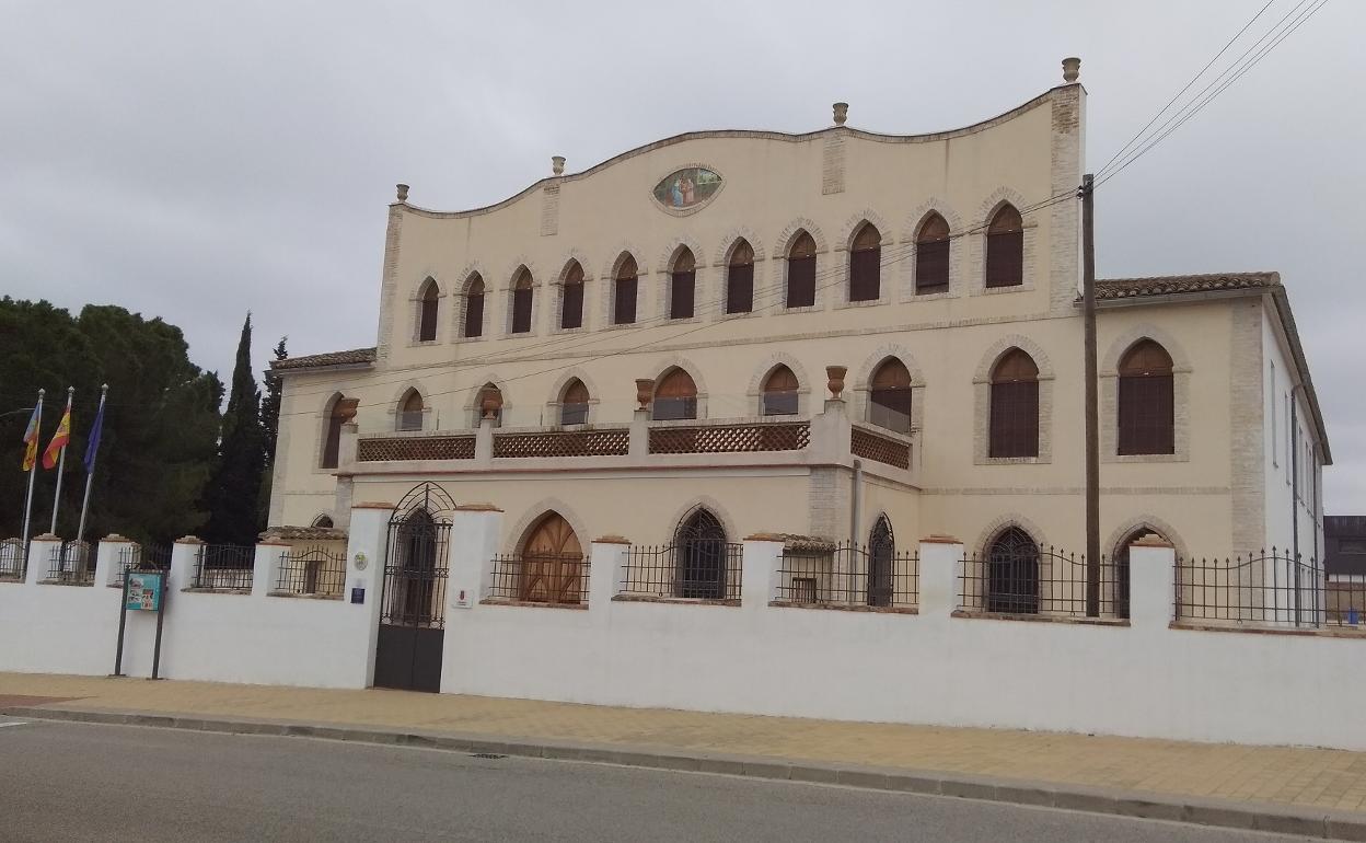 Fachada del Ayuntamiento de Montavener. 