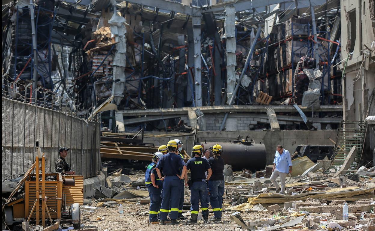 El servicio de rescate inspecciona los escombros en el almacén donde se produjo la explosión masiva dentro del puerto de Beirut, en agosto de 2020. 