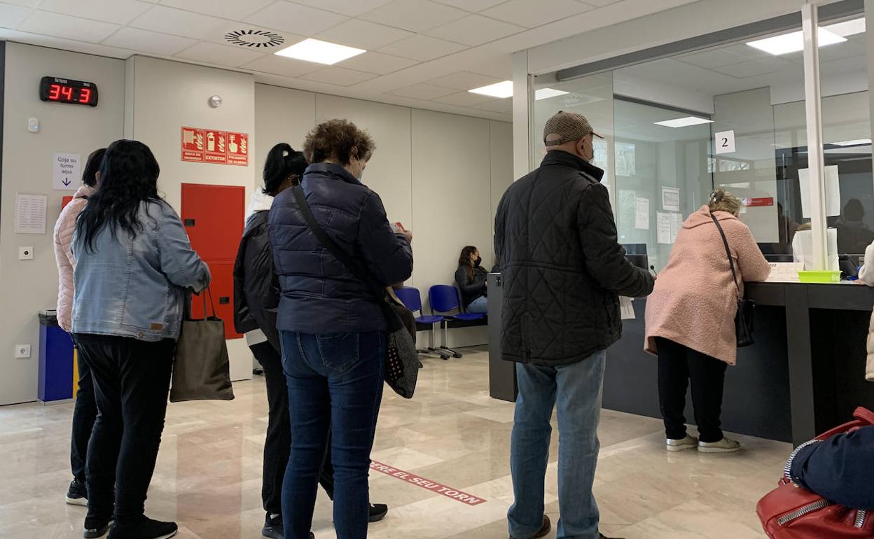 Usuarios en un centro de salud valenciano.