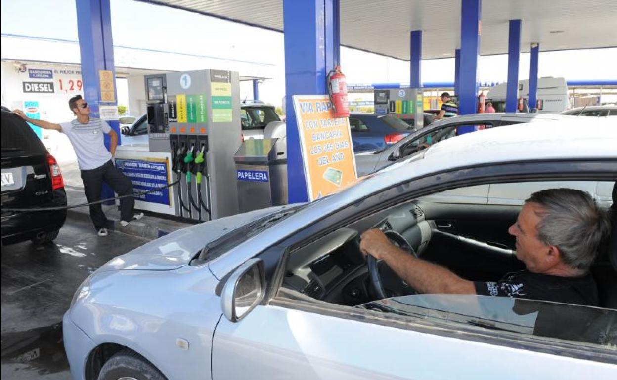 Colas de vehículos en una gasolinera. 