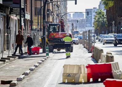 Imagen secundaria 1 - Atascos de tráfico en la avenida Giorgeta, donde se ejecuta la canalización de nuevas tuberías.