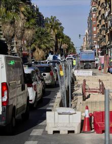 Imagen secundaria 2 - Atascos de tráfico en la avenida Giorgeta, donde se ejecuta la canalización de nuevas tuberías.