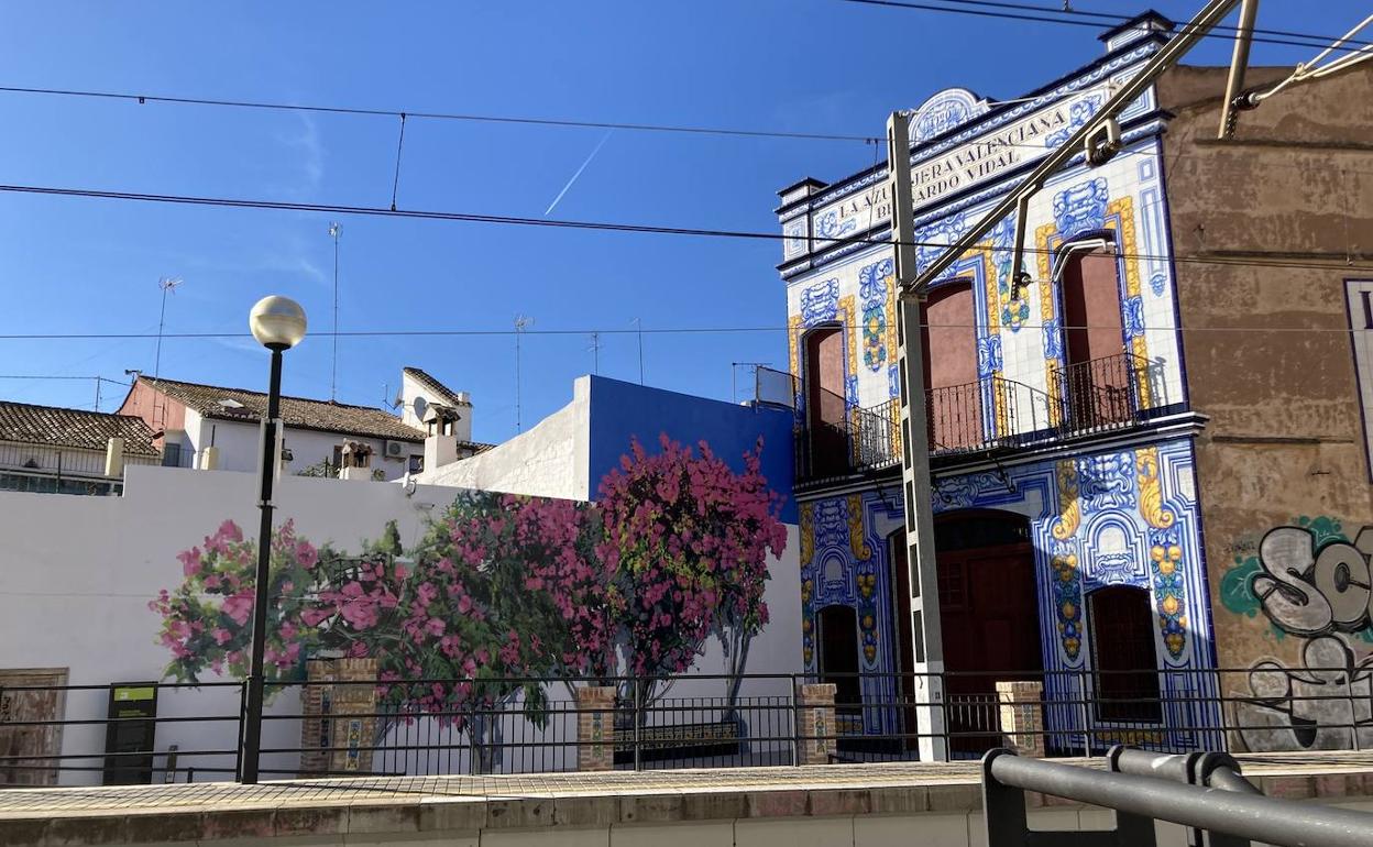 La fachada de la azulejera con el mural. 