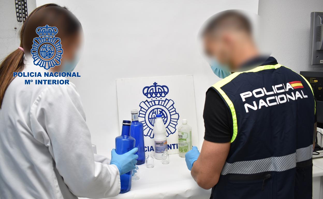 Policía Científica analiza el contenido de la botella de agua. 