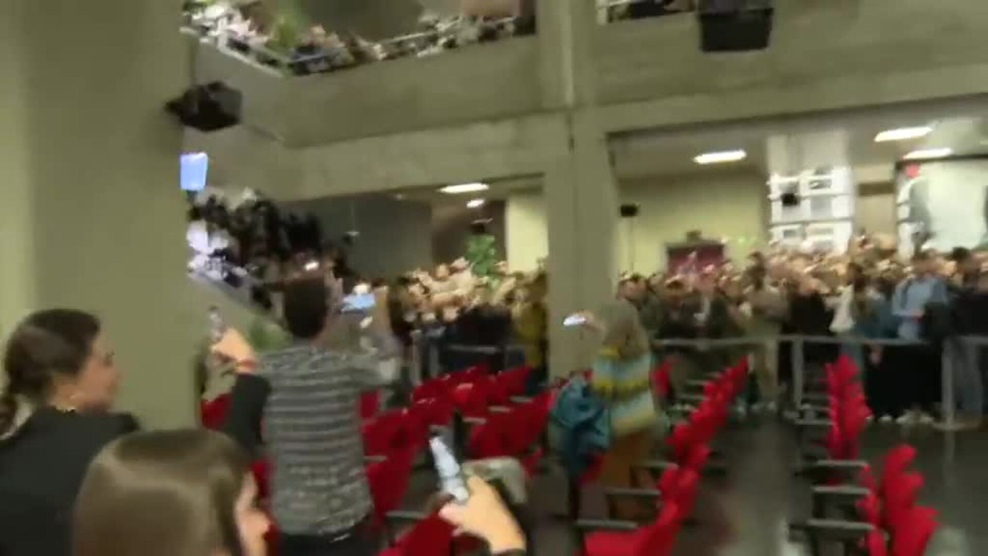 Tensión en el acto de Isabel Díaz Ayuso en Universidad Complutense